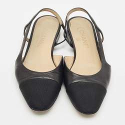 مملوكة مسبقًا صندل شانيل فلات فتحة كعب غطاء مقدمة سى سى كانفاس وجلد أسود / بيج مقاس 38.5