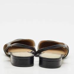 مملوكة مسبقًا صندل شانيل فلات فتحة كعب غطاء مقدمة سى سى كانفاس وجلد أسود / بيج مقاس 38.5