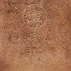 مملوكة مسبقًا صندل شانيل فلات فتحة كعب غطاء مقدمة سى سى كانفاس وجلد أسود / بيج مقاس 38.5