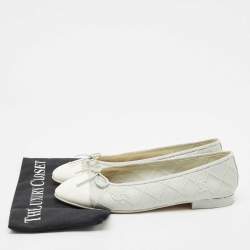 Pre Owned Chanel Grey/White Quilted Caviar Leather CC Ballet Flats Size 40