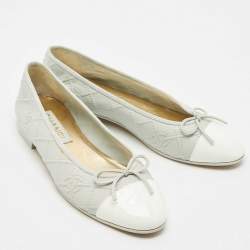 Pre Owned Chanel Grey/White Quilted Caviar Leather CC Ballet Flats Size 40