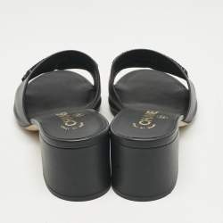 مملوكة مسبقًا Chanel Black Leather CC Slide Sandals Size 37.5