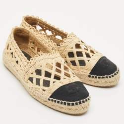 Chanel Beige/Black Woven Raffia and Fabric CC Cap Toe Espadrille Flats Size 38