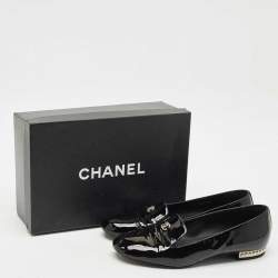 مملوكة مسبقًا حذاء باليرينا فلات شانيل CC مزين باللؤلؤ جلد لامع أسود مقاس 39