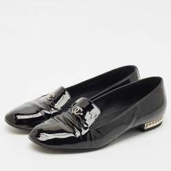 مملوكة مسبقًا حذاء باليرينا فلات شانيل CC مزين باللؤلؤ جلد لامع أسود مقاس 39