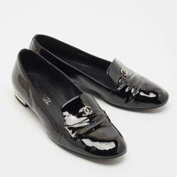 مملوكة مسبقًا حذاء باليرينا فلات شانيل CC مزين باللؤلؤ جلد لامع أسود مقاس 39