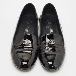 مملوكة مسبقًا حذاء باليرينا فلات شانيل CC مزين باللؤلؤ جلد لامع أسود مقاس 39