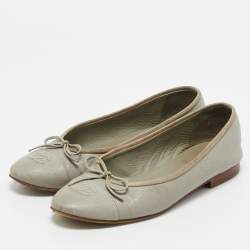 Pre Owned Chanel Grey Leather CC Cap Toe Bow Ballet Flats Size 39