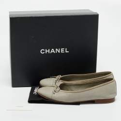 Pre Owned Chanel Grey Leather CC Cap Toe Bow Ballet Flats Size 39