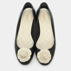 Pre Owned Chanel Black/Cream Leather CC Camelia Embellished Pumps Size 37