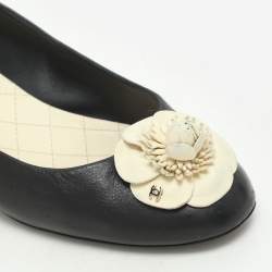Pre Owned Chanel Black/Cream Leather CC Camelia Embellished Pumps Size 37