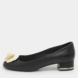 Pre Owned Chanel Black/Cream Leather CC Camelia Embellished Pumps Size 37