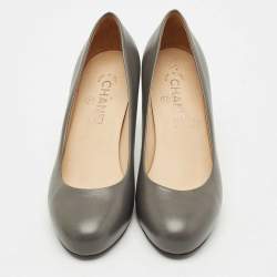 مملوكة مسبقًا Chanel Grey Leather CC Round Toe Pumps Size 37.5