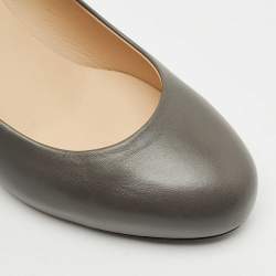 مملوكة مسبقًا Chanel Grey Leather CC Round Toe Pumps Size 37.5