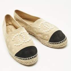 مملوكة مسبقًا حذاء فلات إسبادريل شانيل مزخرف لؤلؤ صناعي غطاء مقدمة سي سي سويدي أسود/ بيج مقاس 41