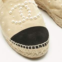 مملوكة مسبقًا حذاء فلات إسبادريل شانيل مزخرف لؤلؤ صناعي غطاء مقدمة سي سي سويدي أسود/ بيج مقاس 41