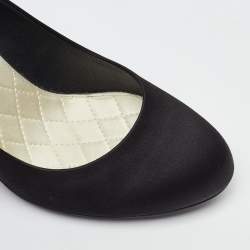 مملوكة مسبقًا حذاء كعب عالي شانيل مقدمة مدورة كعب CC ساتان أسود مقاس 38.5