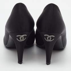 مملوكة مسبقًا حذاء كعب عالي شانيل مقدمة مدورة كعب CC ساتان أسود مقاس 38.5