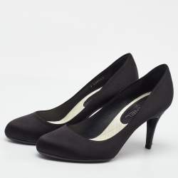 مملوكة مسبقًا حذاء كعب عالي شانيل مقدمة مدورة كعب CC ساتان أسود مقاس 38.5
