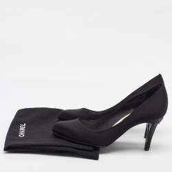 مملوكة مسبقًا حذاء كعب عالي شانيل مقدمة مدورة كعب CC ساتان أسود مقاس 38.5