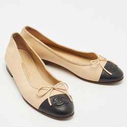 Pre Owned Chanel Beige/Black Leather CC Bow Cap Toe Ballet Flats Size 34.5