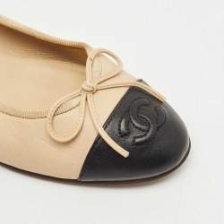 Pre Owned Chanel Beige/Black Leather CC Bow Cap Toe Ballet Flats Size 34.5