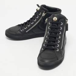 Pre Owned حذاء رياضي شانيل جلد ومطاط أبيض / فضي عنق عالي مقاس 38