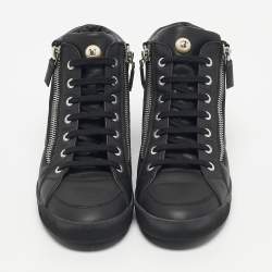 Pre Owned حذاء رياضي شانيل جلد ومطاط أبيض / فضي عنق عالي مقاس 38