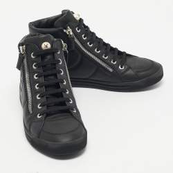 Pre Owned حذاء رياضي شانيل جلد ومطاط أبيض / فضي عنق عالي مقاس 38