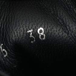 Pre Owned حذاء رياضي شانيل جلد ومطاط أبيض / فضي عنق عالي مقاس 38