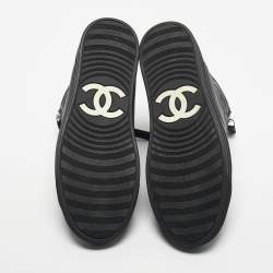 Pre Owned حذاء رياضي شانيل جلد ومطاط أبيض / فضي عنق عالي مقاس 38