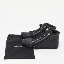 Pre Owned حذاء رياضي شانيل جلد ومطاط أبيض / فضي عنق عالي مقاس 38