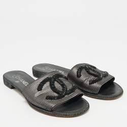 Pre Owned صندل شانيل جلد وزبد أسود / فضي مزين سي سي مسطح مقاس 38.5