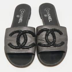 Pre Owned صندل شانيل جلد وزبد أسود / فضي مزين سي سي مسطح مقاس 38.5