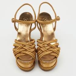مملوكة مسبقًا صندل شانيل بلاتفورم إسفين بخيط منسوج معدني ذهبي مقاس 39