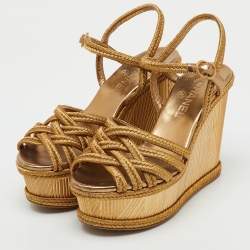 مملوكة مسبقًا صندل شانيل بلاتفورم إسفين بخيط منسوج معدني ذهبي مقاس 39