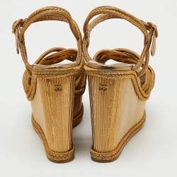 مملوكة مسبقًا صندل شانيل بلاتفورم إسفين بخيط منسوج معدني ذهبي مقاس 39