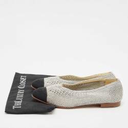 مملوكة مسبقًا حذاء شانيل CC باليرينا فلات مقدمة مستديرة بشبك فضي/أسود ودانتيل مقاس 39.5