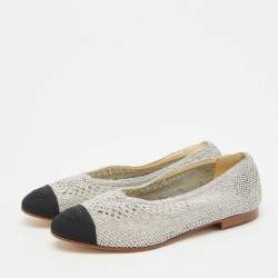 مملوكة مسبقًا حذاء شانيل CC باليرينا فلات مقدمة مستديرة بشبك فضي/أسود ودانتيل مقاس 39.5