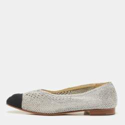 مملوكة مسبقًا حذاء شانيل CC باليرينا فلات مقدمة مستديرة بشبك فضي/أسود ودانتيل مقاس 39.5