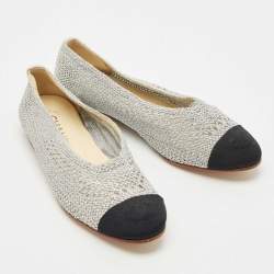 مملوكة مسبقًا حذاء شانيل CC باليرينا فلات مقدمة مستديرة بشبك فضي/أسود ودانتيل مقاس 39.5