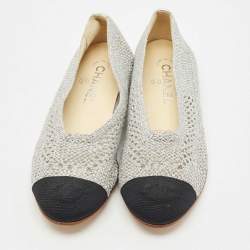مملوكة مسبقًا حذاء شانيل CC باليرينا فلات مقدمة مستديرة بشبك فضي/أسود ودانتيل مقاس 39.5