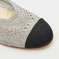 مملوكة مسبقًا حذاء شانيل CC باليرينا فلات مقدمة مستديرة بشبك فضي/أسود ودانتيل مقاس 39.5