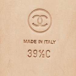 مملوكة مسبقًا حذاء شانيل CC باليرينا فلات مقدمة مستديرة بشبك فضي/أسود ودانتيل مقاس 39.5