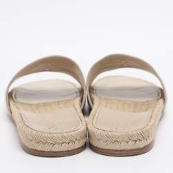 مم�لوكة مسبقًا صندل سلايد شانيال سي سي جلد بيج فاتح مقاس 39