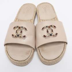 مملوكة مسبقًا صندل سلايد شانيال سي سي جلد بيج فاتح مقاس 39