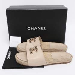 مملوكة مسبقًا صندل سلايد شانيال سي سي جلد بيج فاتح مقاس 39