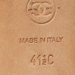 Pre Owned صندل شانيل فلات كانفاس أحمر بعروات حقيبة متوسطة مقاس 41.5