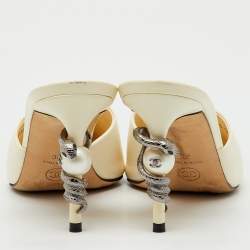 مملوكة مسبقًا Chanel Cream/Black Leather and Canvas CC Faux Pearl Embellished Heel Mules Size 38