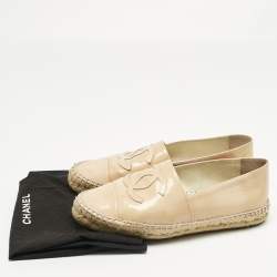 مملوكة مسبقًا Chanel Beige Patent Leather CC Cap Toe Espadrille Flats Size 38